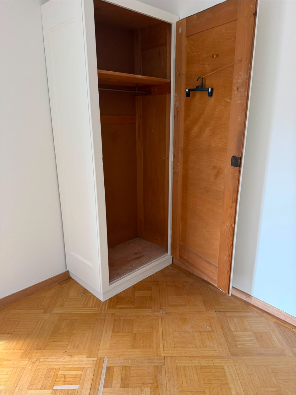 Avant : armoire encastrée en bois brut et porte non peinte avant laquage